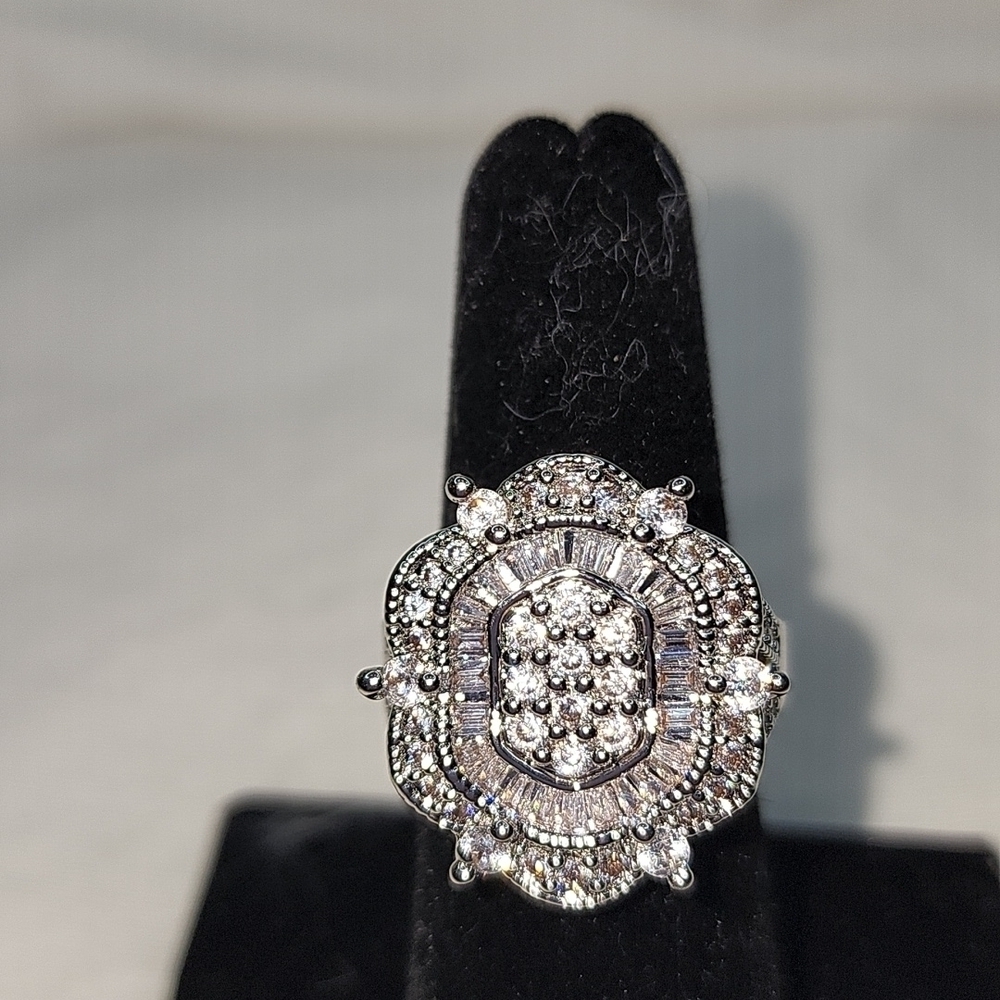 VINTAGE DIAMOND ART DECO RING - Picture 2 of 11